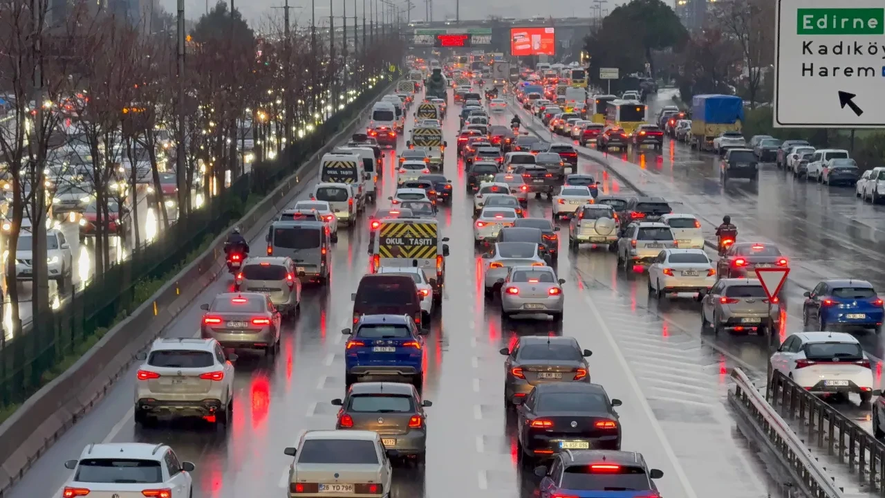İstanbul'da sağanakla beraber trafik rekor kırdı! Yoğunluk haritası 90'ı aştı