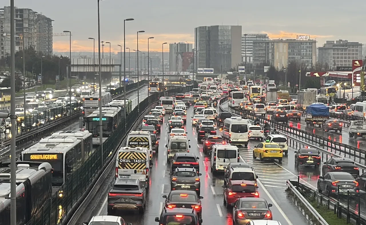 İstanbul'da sağanakla beraber trafik rekor kırdı! Yoğunluk haritası 90'ı aştı