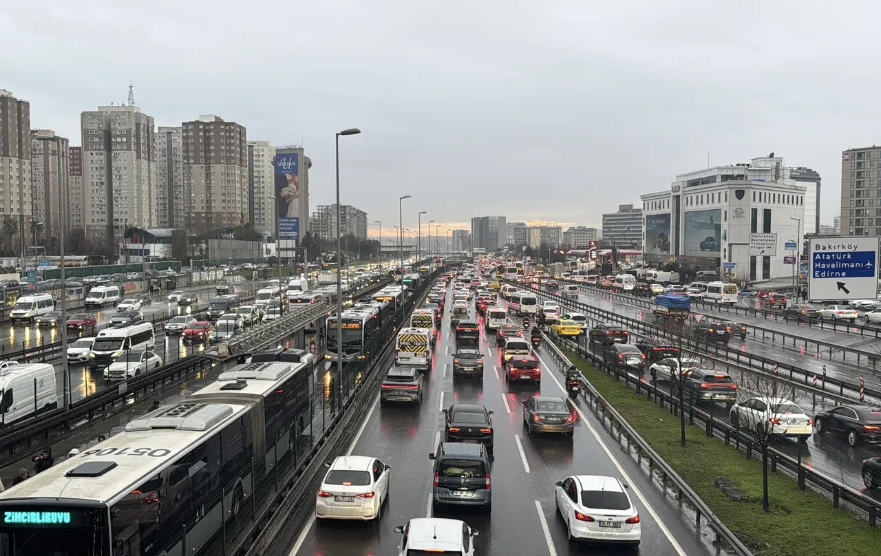 İstanbul'da sağanakla beraber trafik rekor kırdı! Yoğunluk haritası 90'ı aştı