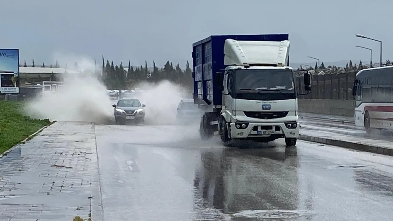 İzmir'i sağanak vurdu! Caddeler ve sokaklar sular altında kaldı