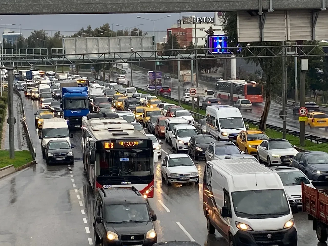 İzmir'i sağanak vurdu! Caddeler ve sokaklar sular altında kaldı