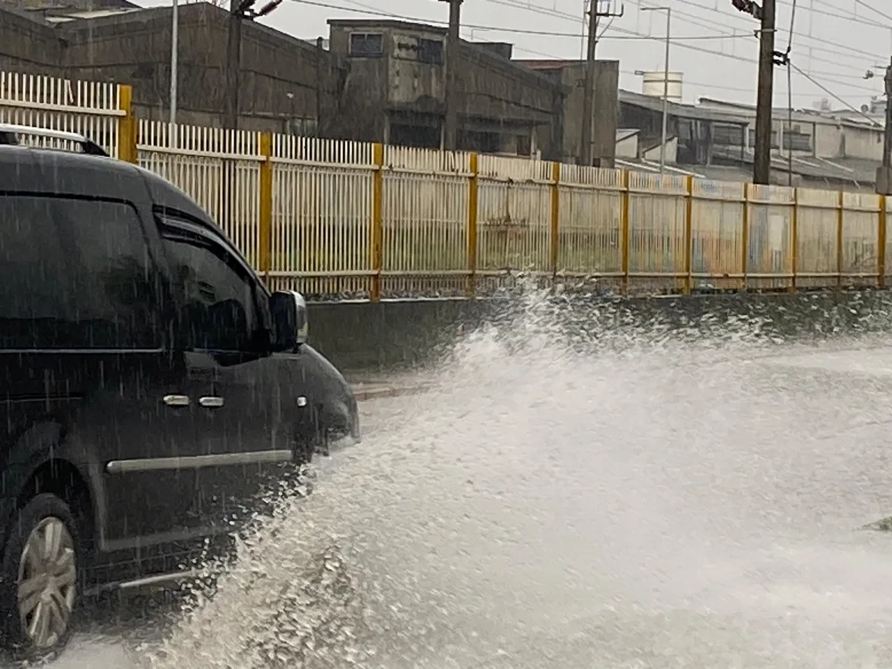 İzmir'i sağanak vurdu! Caddeler ve sokaklar sular altında kaldı