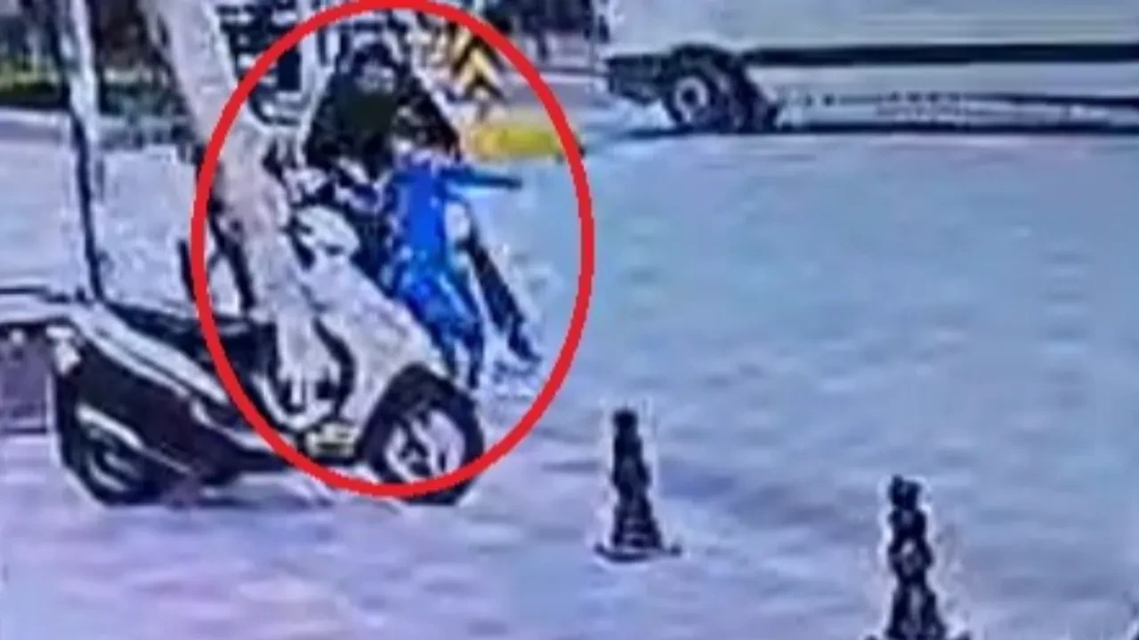 Küçük çocuğa çarpıp yollarına devam ettiler! 