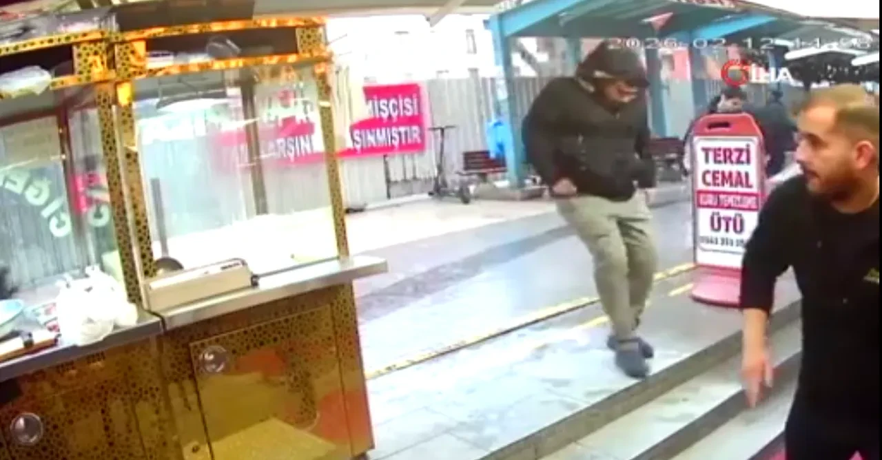 Küçükçekmece'de kentsel dönüşüm kapsamında yıkımı yapılan bina yan taraftaki binanın üzerine devrildi!