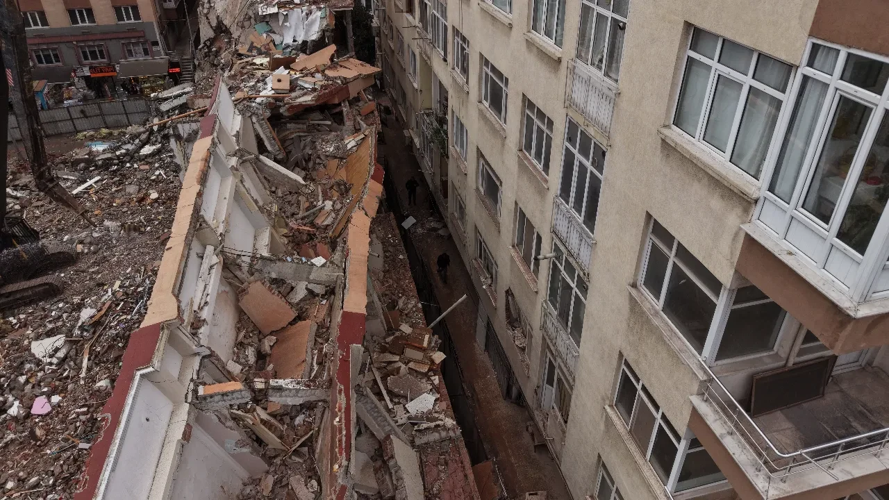 Küçükçekmece'de kentsel dönüşüm kapsamında yıkımı yapılan bina yan taraftaki binanın üzerine devrildi!