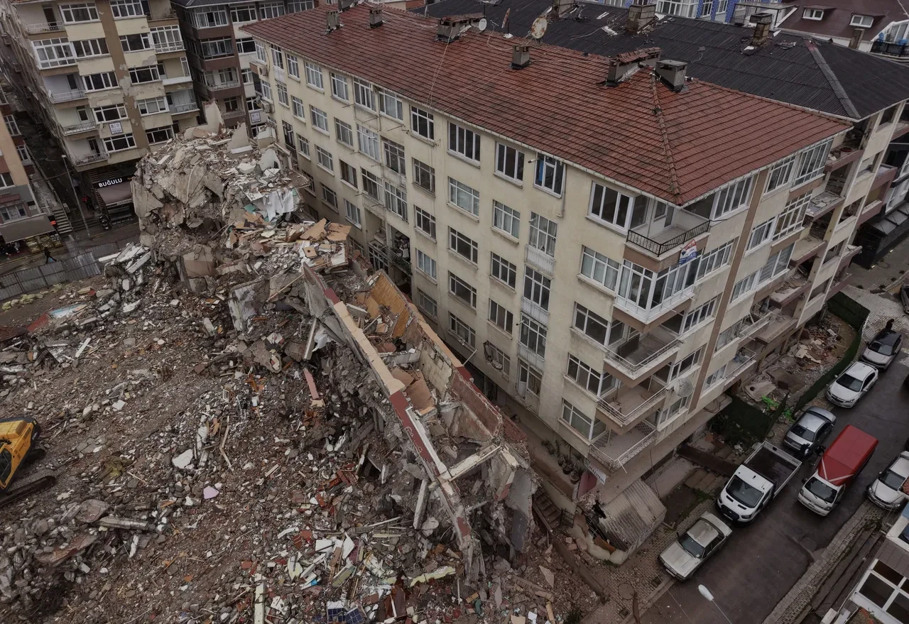 Küçükçekmece'de kentsel dönüşüm kapsamında yıkımı yapılan bina yan taraftaki binanın üzerine devrildi!