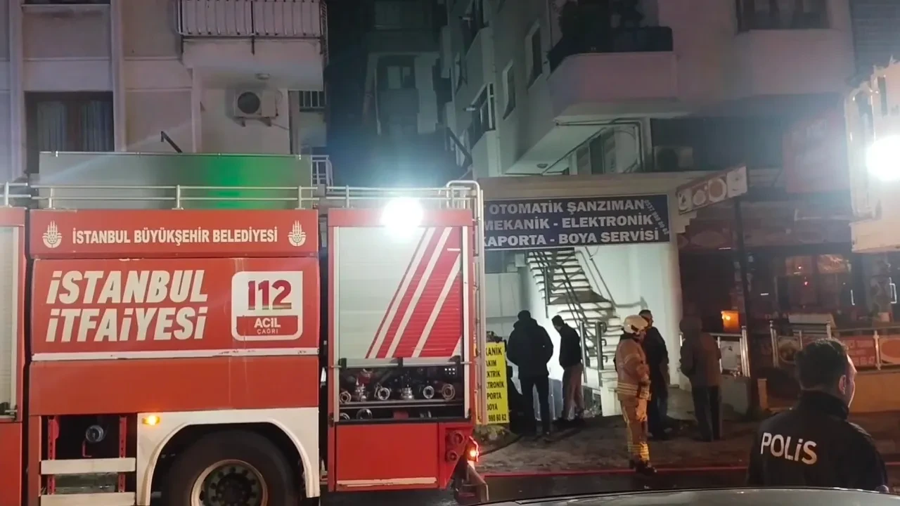 Maltepe'de gece korkutan yangın! Dumanlar tüm sokağı kapladı