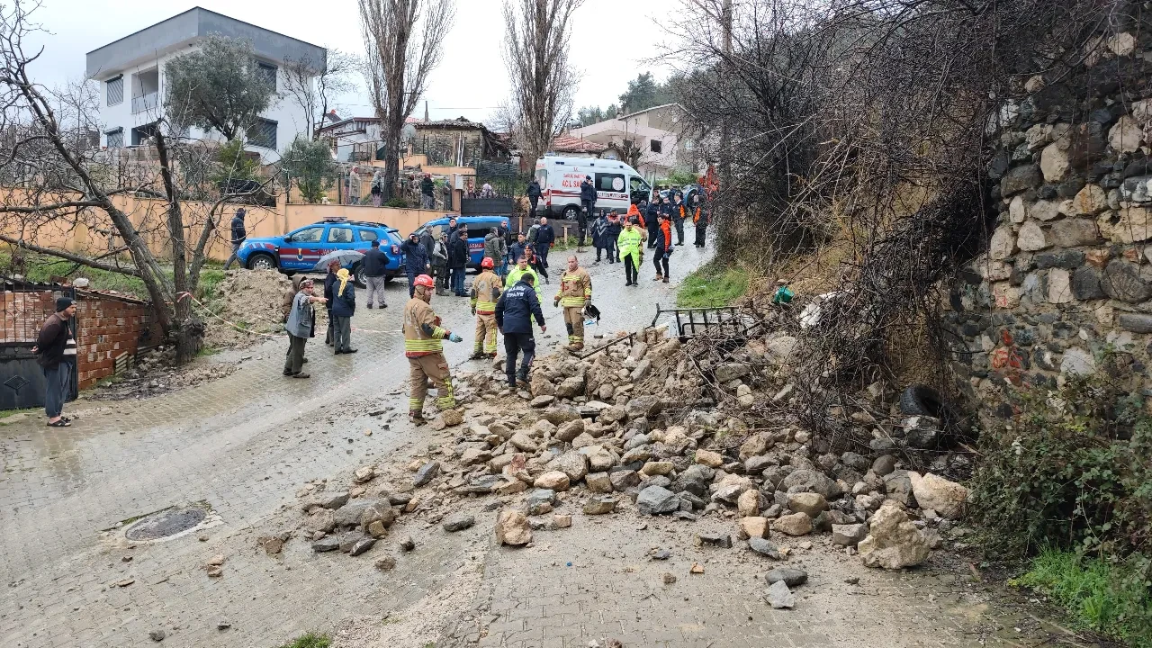 Manisa'da aşırı yağmurlardan istinat duvarı çöktü: 1 ölü!
