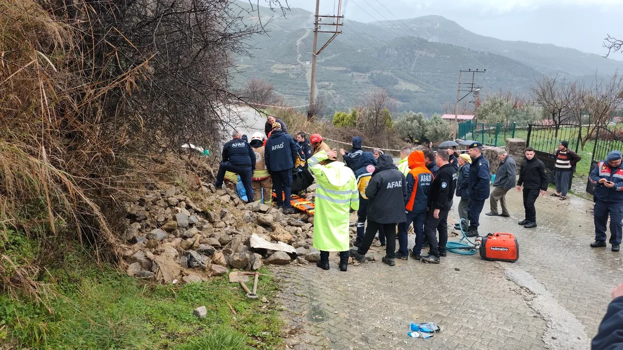 Manisa'da aşırı yağmurlardan istinat duvarı çöktü: 1 ölü!