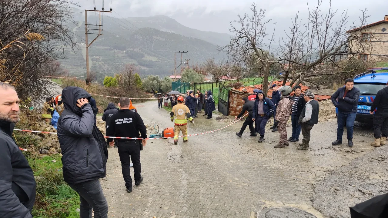 Manisa'da aşırı yağmurlardan istinat duvarı çöktü: 1 ölü!