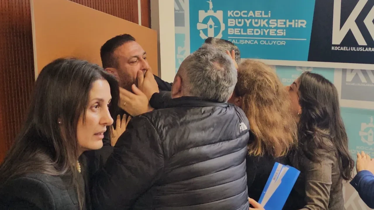 Meclis koridorlarında kavga: CHP'li üye küfürler savurdu ağzını kapatarak engellediler