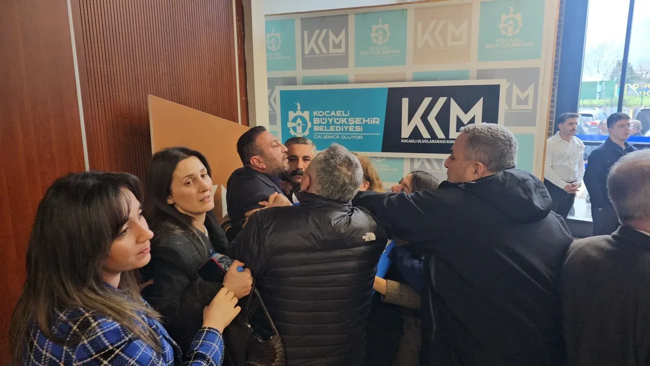 Meclis koridorlarında kavga: CHP'li üye küfürler savurdu ağzını kapatarak engellediler