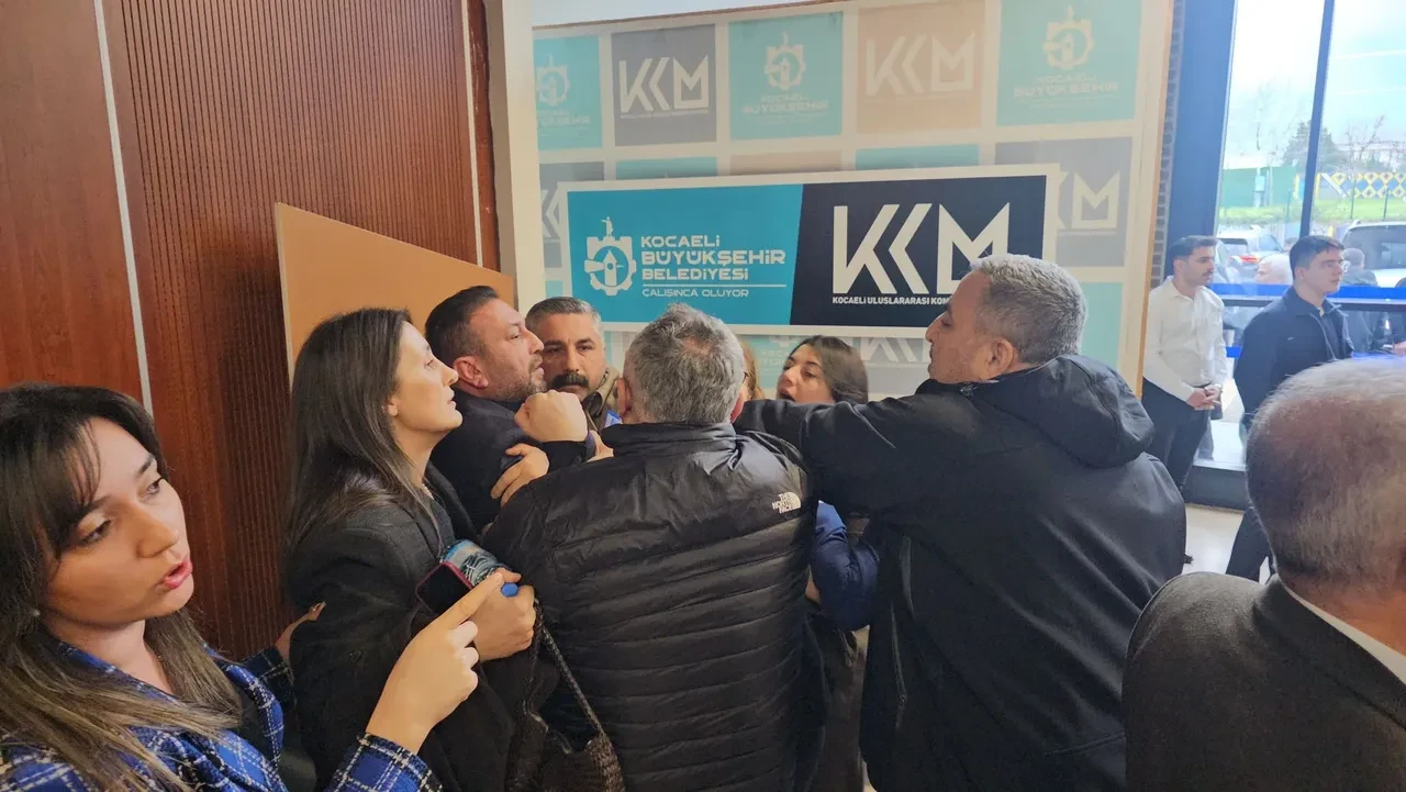 Meclis koridorlarında kavga: CHP'li üye küfürler savurdu ağzını kapatarak engellediler