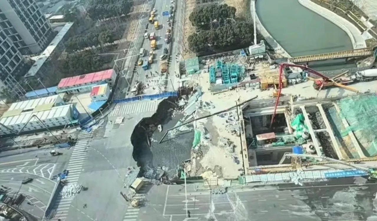 Çin'de metro inşaatında yol çöktü! Devasa obruk önüne çıkan her şeyi yuttu