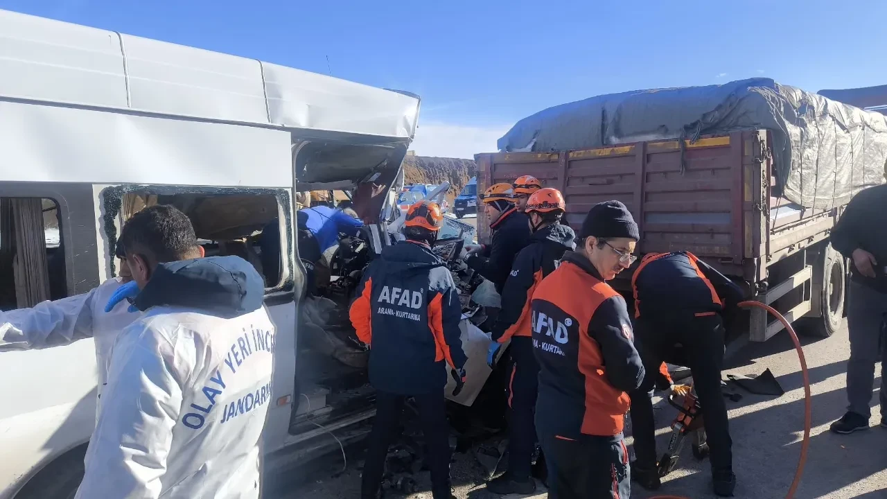 Öğrenci servisi ile tır çarpıştı! Feci kazada ölü ve yaralılar var