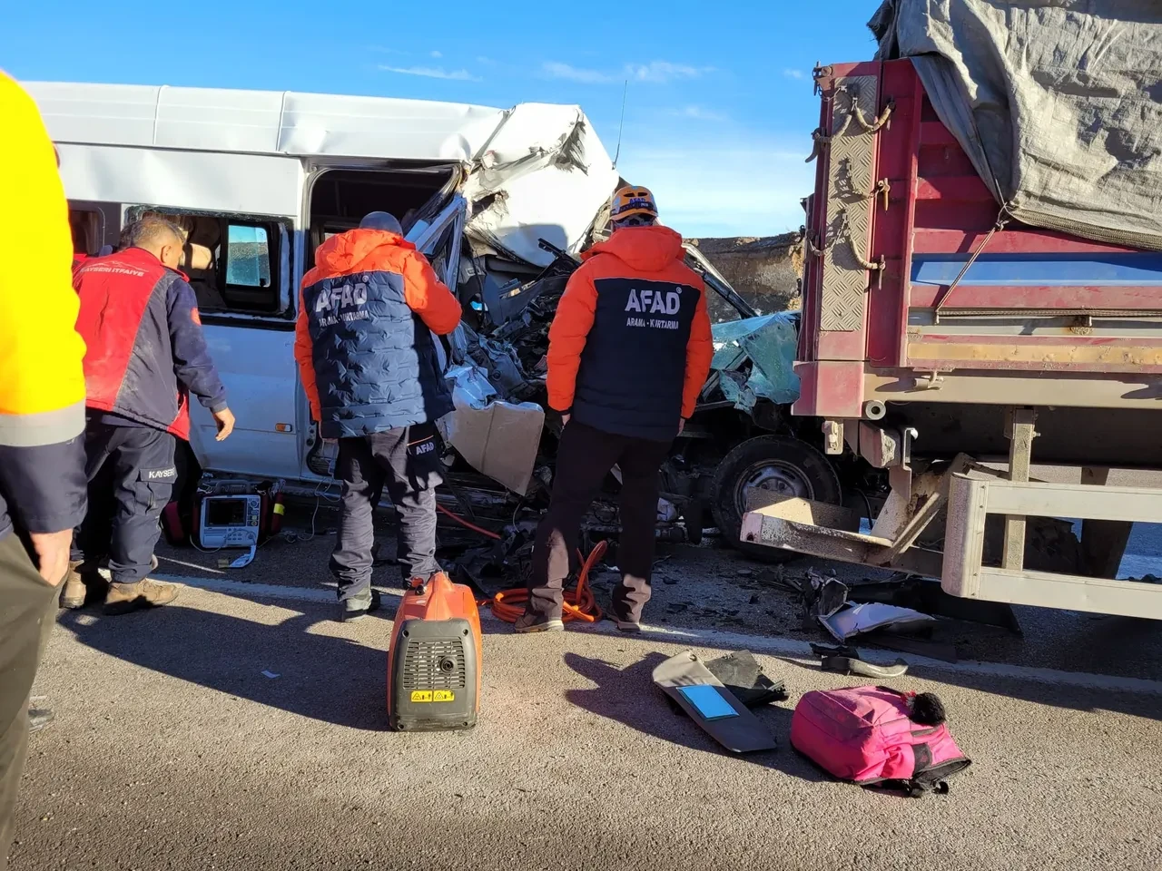 Öğrenci servisi ile tır çarpıştı! Feci kazada ölü ve yaralılar var