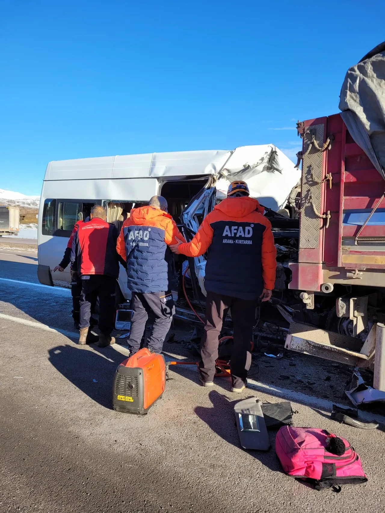Öğrenci servisi ile tır çarpıştı! Feci kazada ölü ve yaralılar var