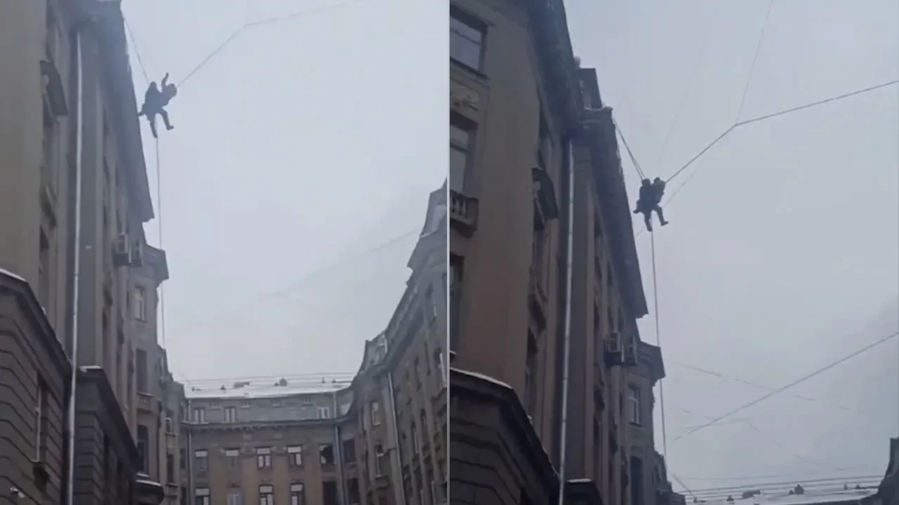 İhmali az kalsın ölümüne neden olacaktı! Elektrik kablosuna tutunarak hayatta kalan şahsın o anları kamerada 