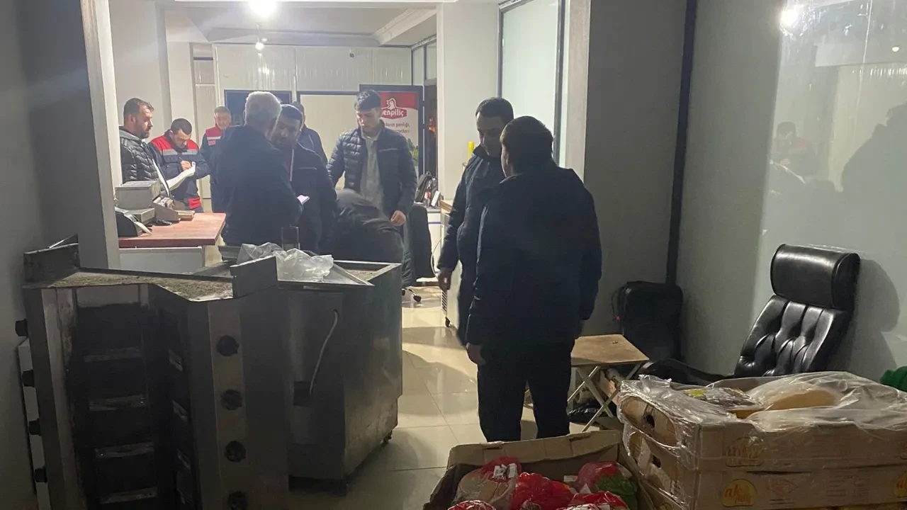 Ramazanda piyasaya süreceklerdi: Yüzlerce kilo bozuk tavuğa el konuldu