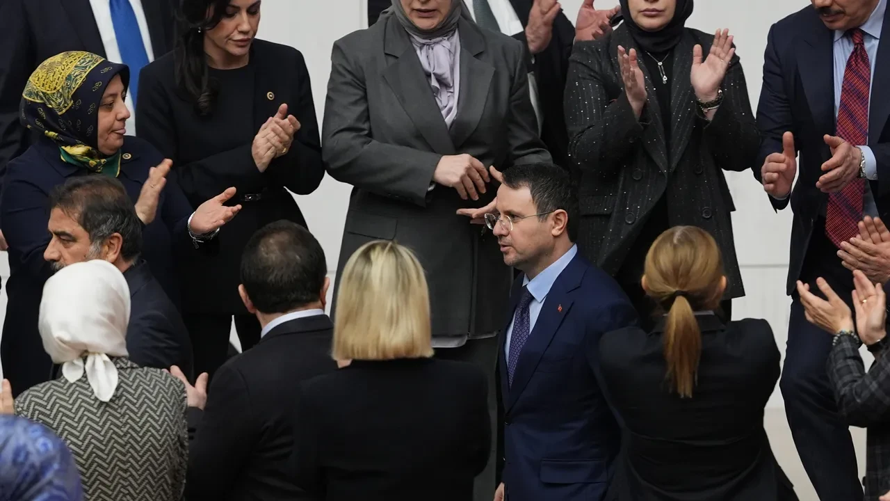 TBMM İdare Amiri Hasan Turan: Ali Mahir Başarır ve Murat Emir, Akın Gürlek'le tokalaşarak tebrik etti