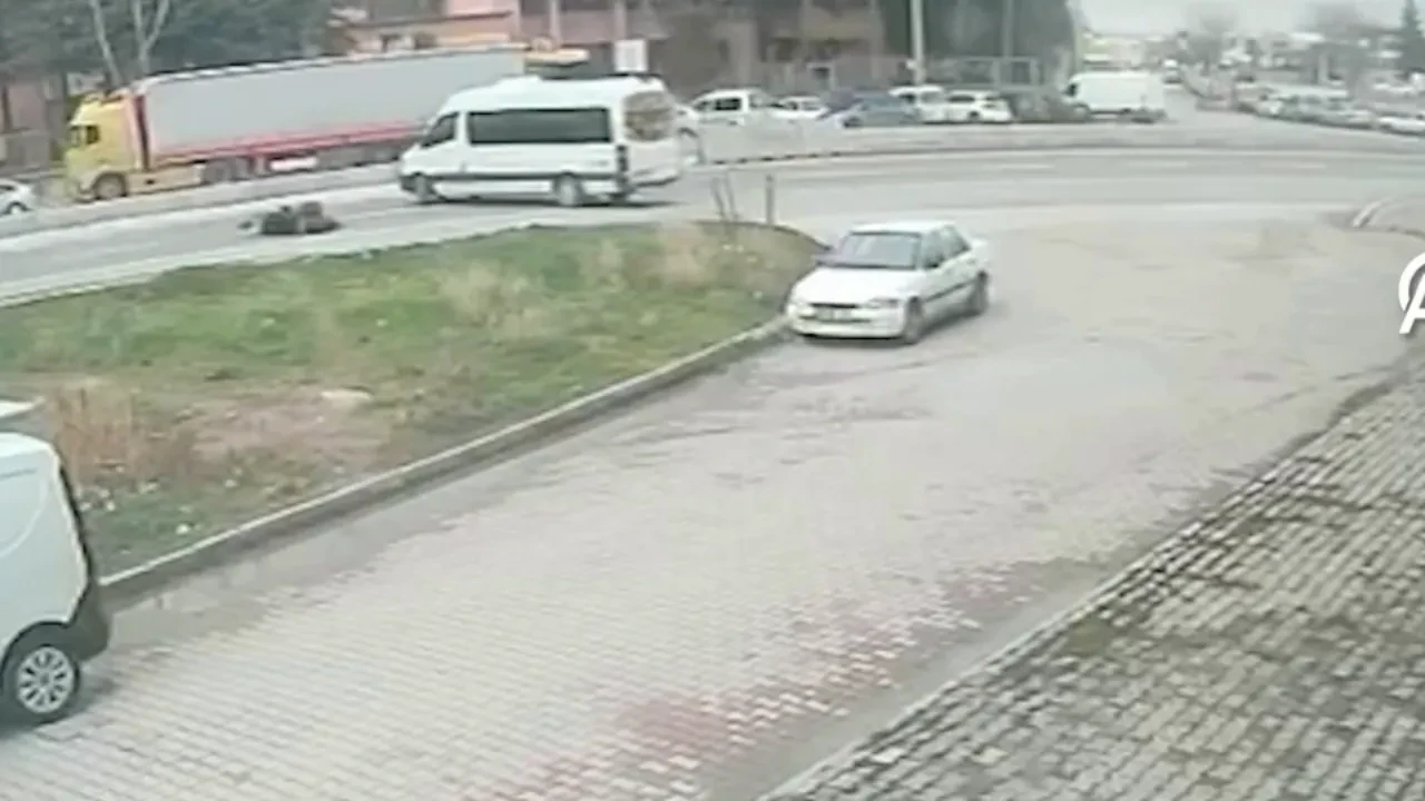 Ters yöndeki minibüs can aldı: 22 yaşındaki gencin hayatını kaybettiği kaza kamerada