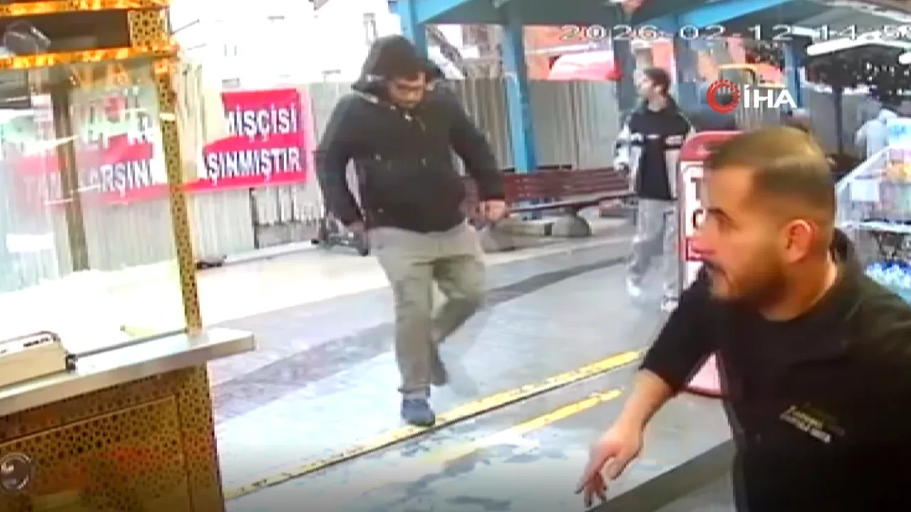 Yıkımı yapılan bina yan taraftaki binanın üzerine devrildi! Korku dolu anlar kamerayla kaydedildi