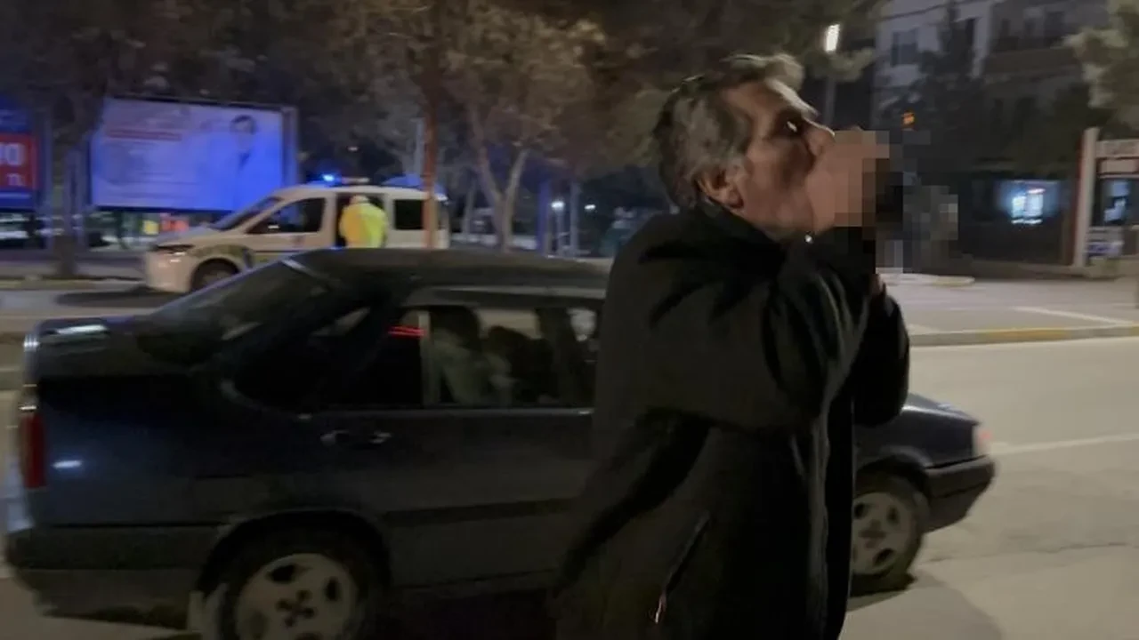 Aksaray’da pes dedirten görüntüler: Yüksek alkolle yakalanan şahıs polisin karşısında içmeye devam edip gazeteciye tükürdü