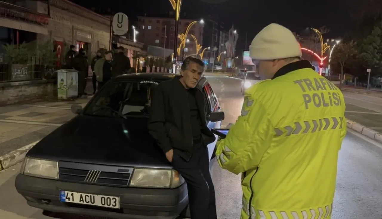 Aksaray’da pes dedirten görüntüler: Yüksek alkolle yakalanan şahıs polisin karşısında içmeye devam edip gazeteciye tükürdü