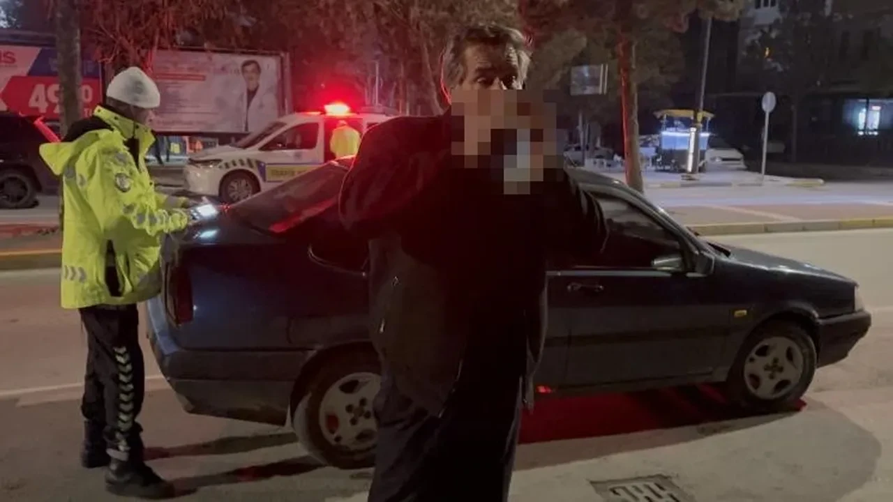 Aksaray’da pes dedirten görüntüler: Yüksek alkolle yakalanan şahıs polisin karşısında içmeye devam edip gazeteciye tükürdü