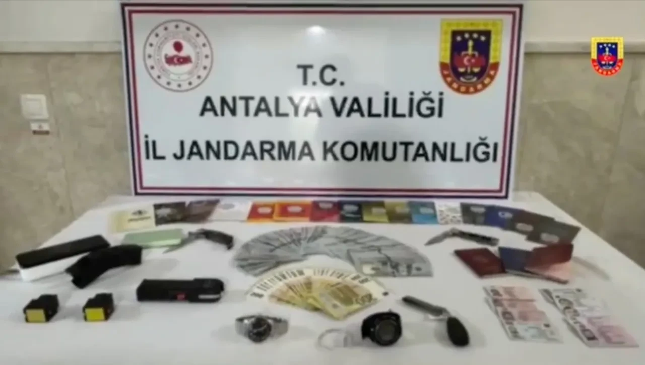 Alanya'da film sahnelerini aratmayan gasp: Kafasına silah dayadılar, elini kolunu bağlayıp servetini çaldılar! 