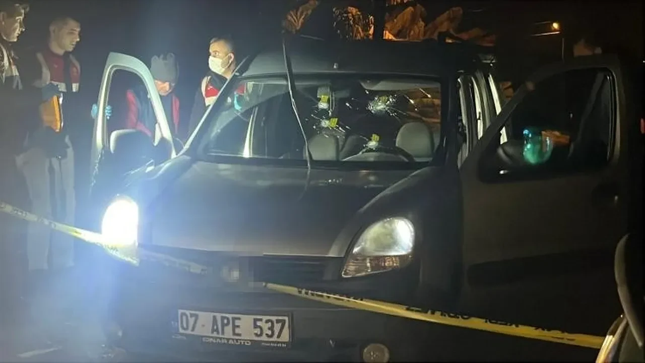 Alanya'da seyir halindeki araca hain pusu! Genç adam yaşamını yitirdi