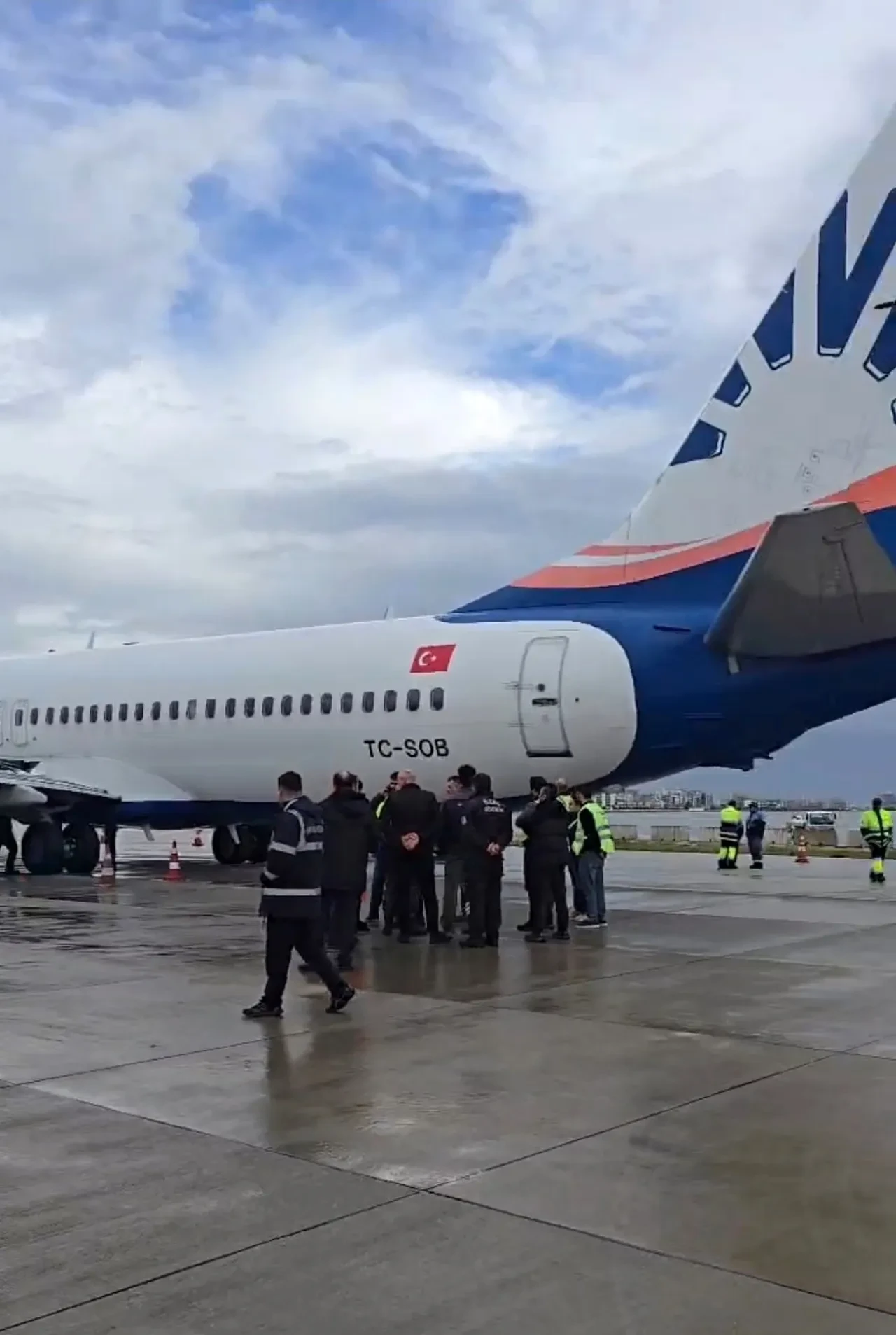 Antalya Havalimanı'nda faciadan dönüldü! Uçağın kanadı delindi, sola yattı