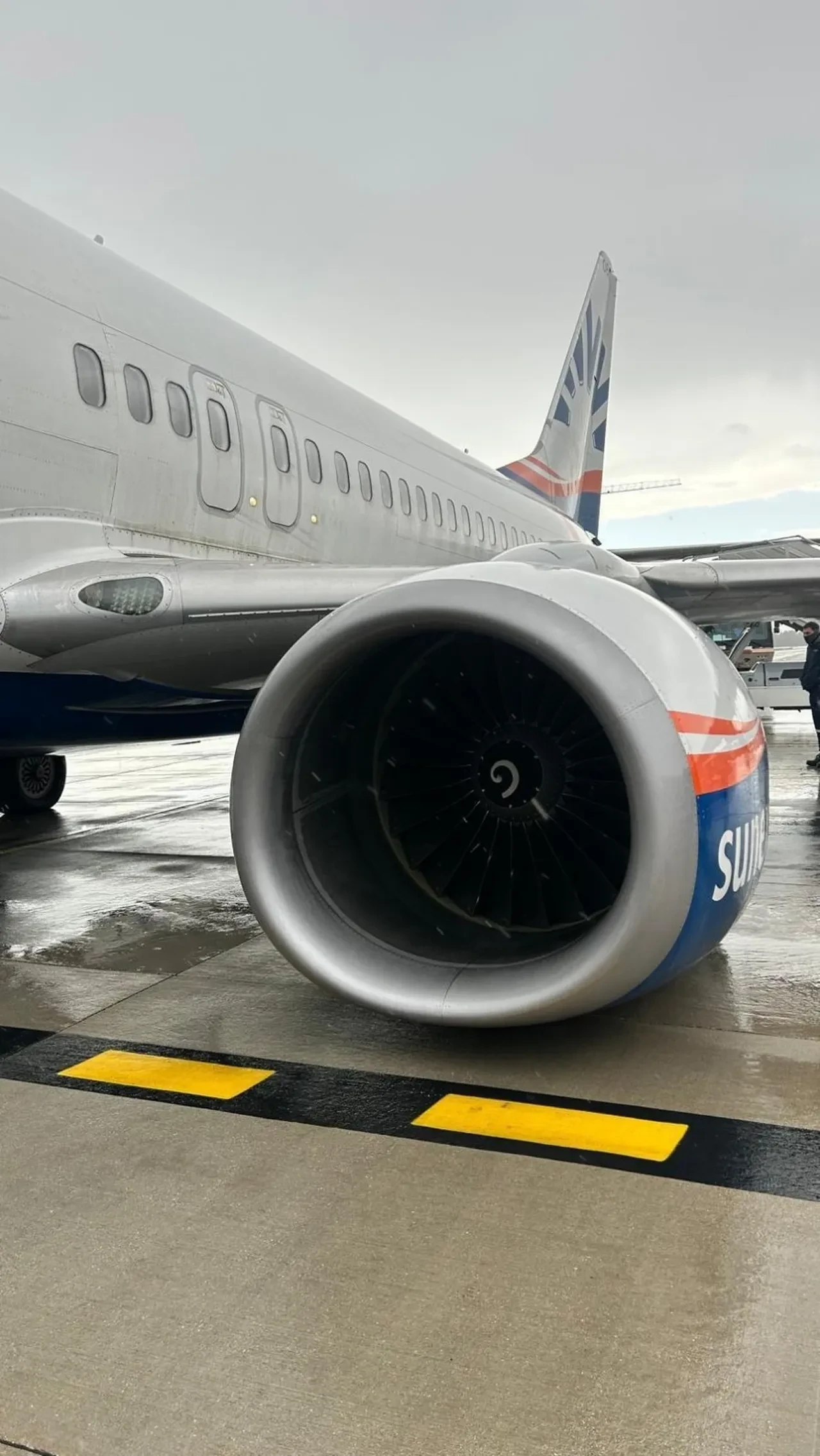 Antalya Havalimanı'nda faciadan dönüldü! Uçağın kanadı delindi, sola yattı