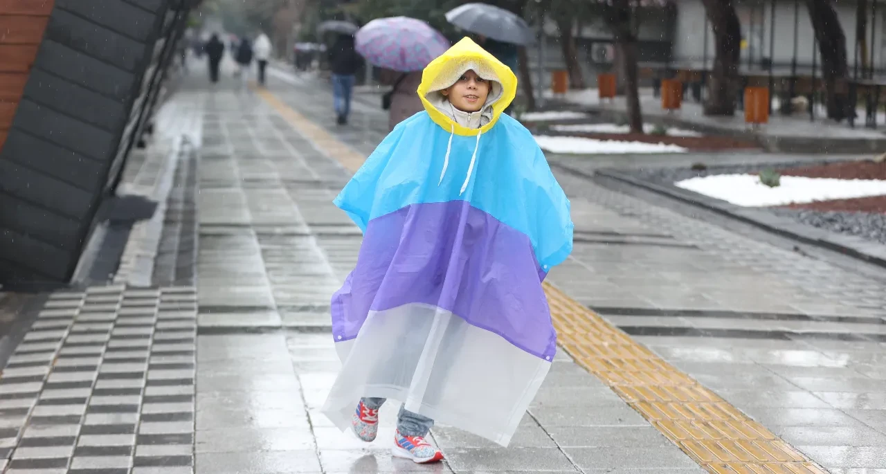 Antalya'nın 7 ilçesinde eğitime ara: Sağanak ve fırtına fena bastıracak