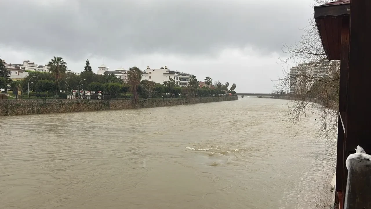 Antalya'nın 7 ilçesinde eğitime ara: Sağanak ve fırtına fena bastıracak