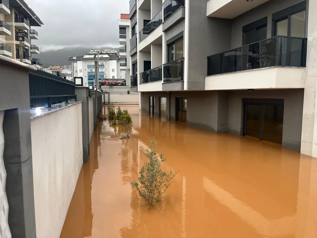 Antalya'nın 7 ilçesinde eğitime ara: Sağanak ve fırtına fena bastıracak