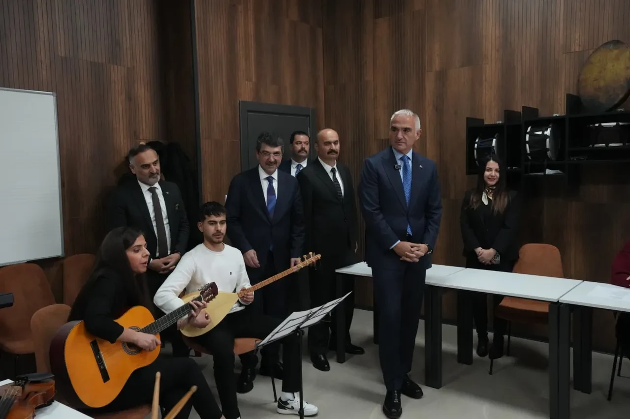 Bakan Ersoy’dan Batman’a kültür hamlesi! 'Yaşayan Kütüphane' vizyonu büyüdü: Batman 3 yeni kütüphaneye kavuştu!