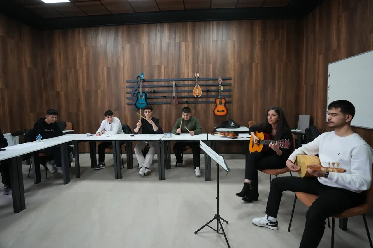 Bakan Ersoy’dan Batman’a kültür hamlesi! 'Yaşayan Kütüphane' vizyonu büyüdü: Batman 3 yeni kütüphaneye kavuştu!