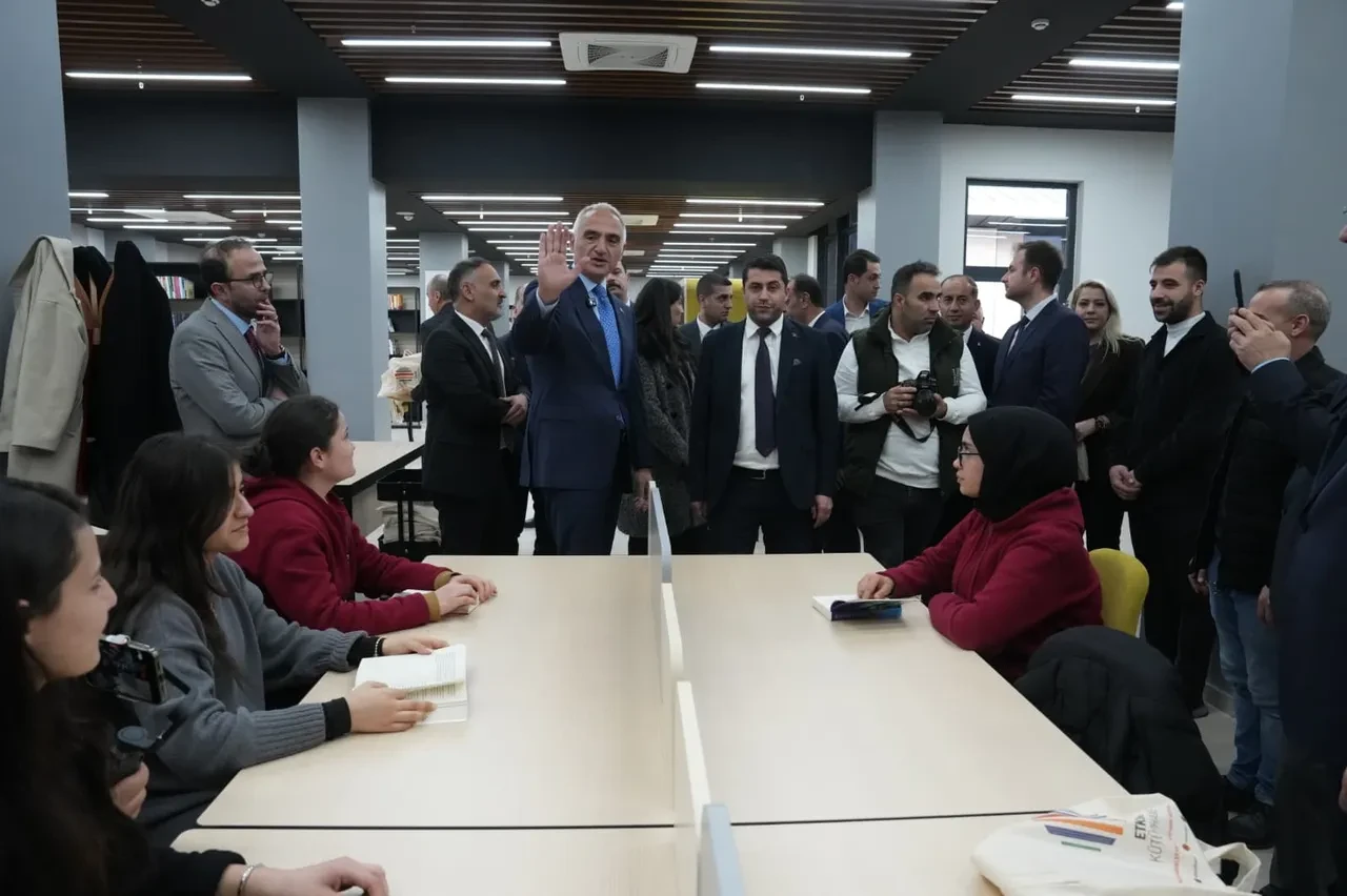 Bakan Ersoy’dan Batman’a kültür hamlesi! 'Yaşayan Kütüphane' vizyonu büyüdü: Batman 3 yeni kütüphaneye kavuştu!