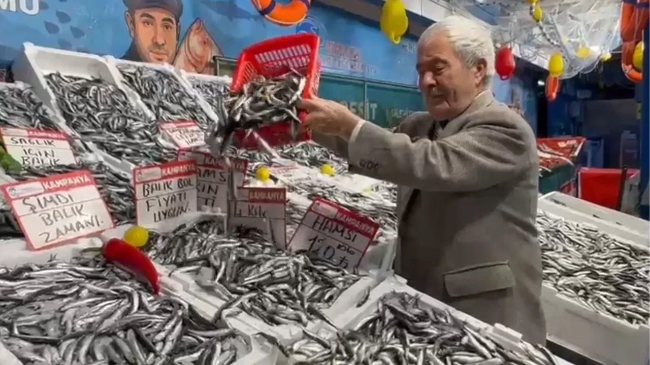 Balıkçı tezgahları gümüşe boyandı! Hamsi fiyatları dibe vurdu: Vatandaşlar pazara akın ediyor!