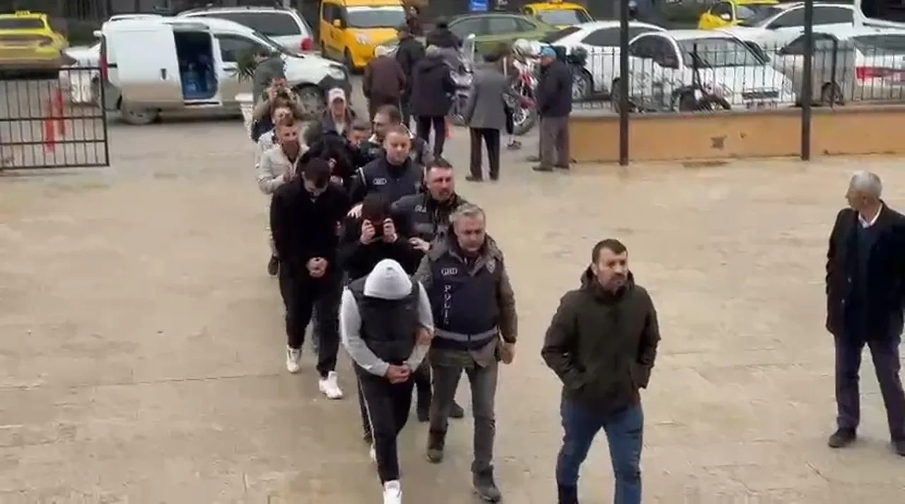 Casperlar'ın yöneticisi 'VIP kaçışı' detaylarıyla anlattı! Emmi diplomatik plakalı aracın bagajında kaçmış 