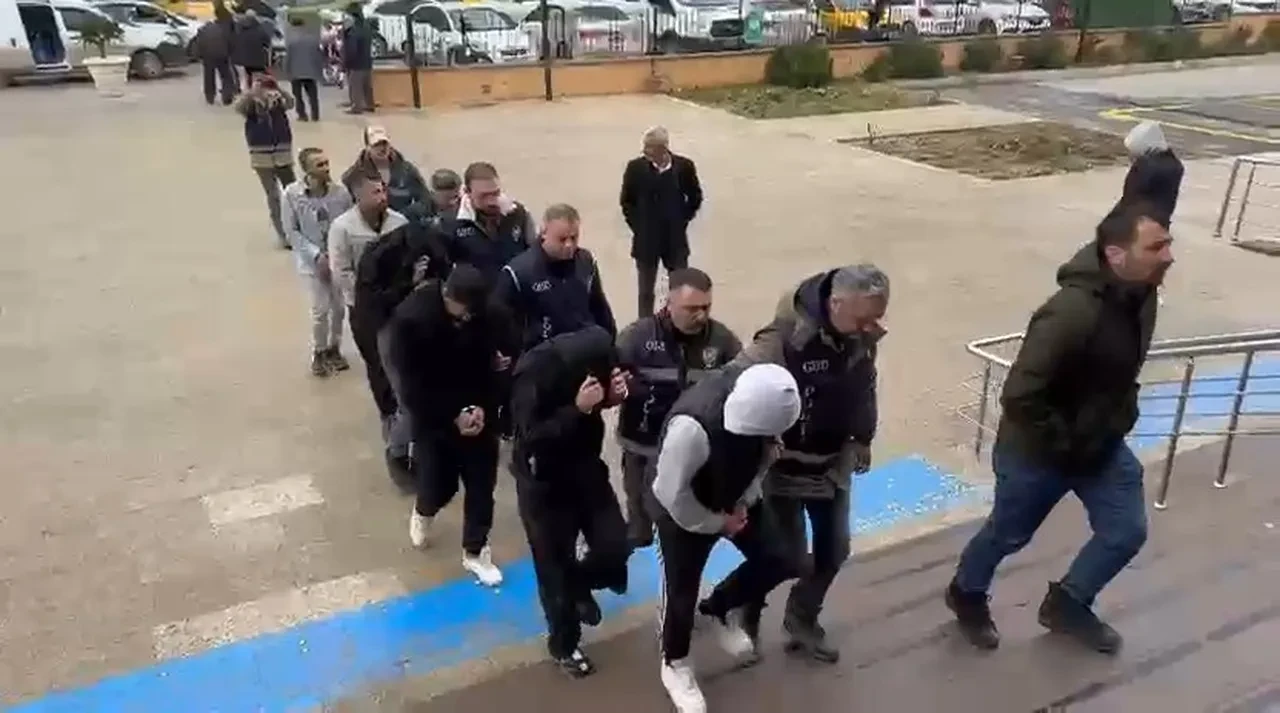 Casperlar'ın yöneticisi 'VIP kaçışı' detaylarıyla anlattı! Emmi diplomatik plakalı aracın bagajında kaçmış 