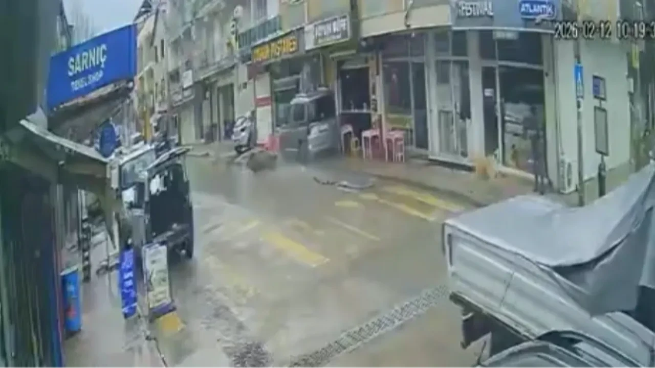 Direksiyon başında şekeri düştü, kontrolden çıkan araç ortalığı birbirine kattı! Kaza anı kamerada