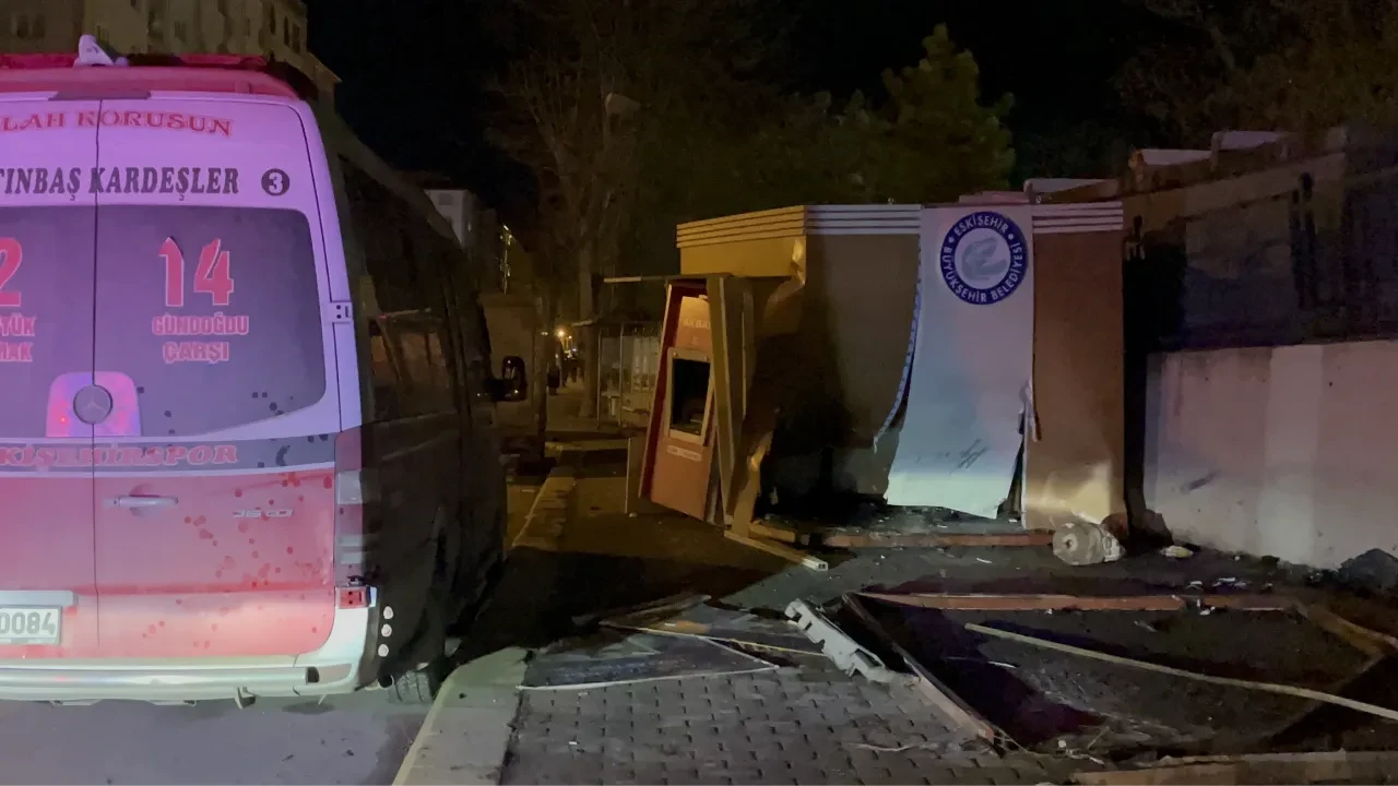 Eskişehir’de feci kaza! Otomobil ATM'ye çarptı: 2 yaralı 