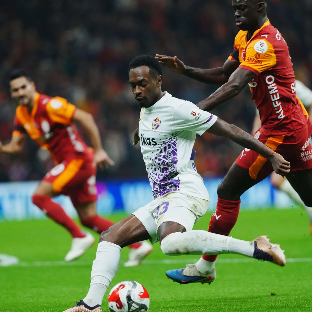 Galatasaray şampiyonluk yolunda Eyüpspor engelini de aştı!