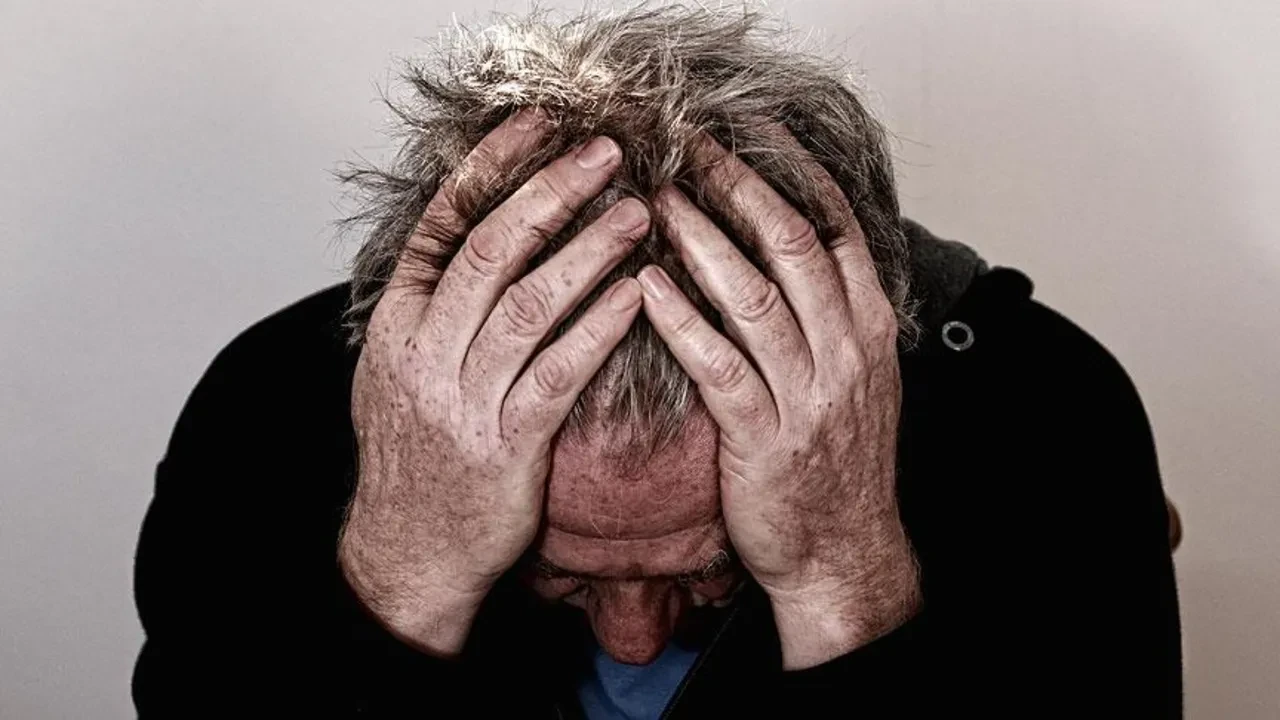 Gece karanlıkta telefona bakanlar dikkat! Gözlerinizde başlayan o 'sinsi bulanıklık' kalıcı körlüğe giden yolun ilk adımı olabilir...