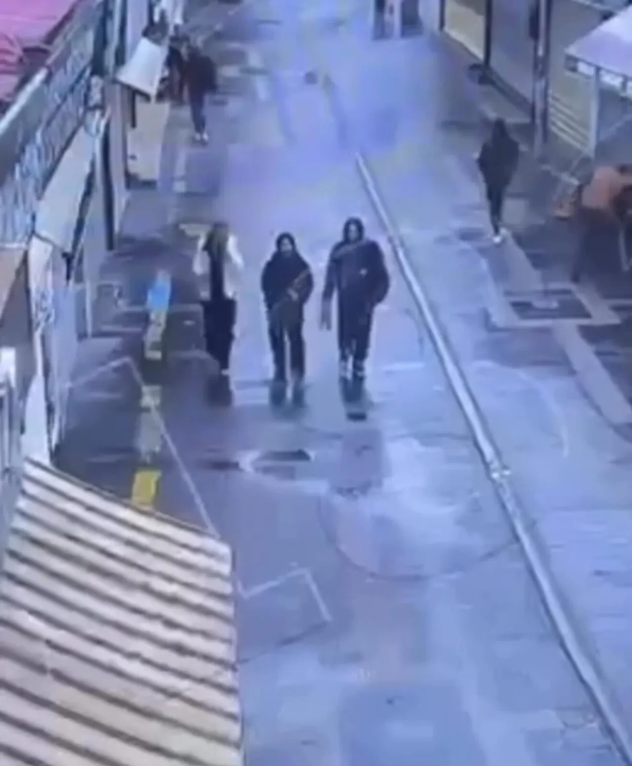 Genç kızı okul yolunda tanımadığı kişi bıçakladı: 'Birini bıçaklamam lazım dedim'