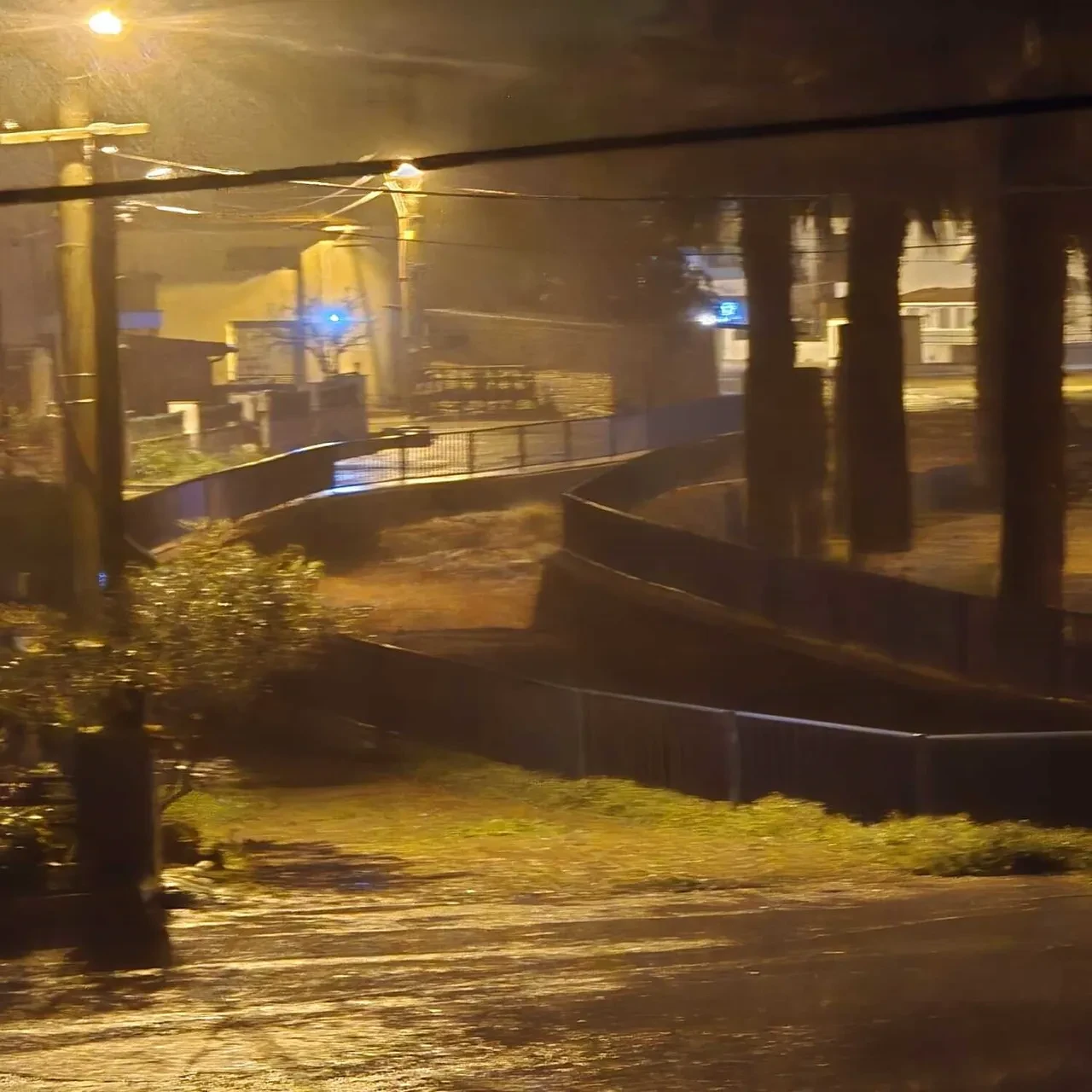 İzmir'de dereler taştı! Sahil şeridi, sokaklar ve evler sular altında kaldı