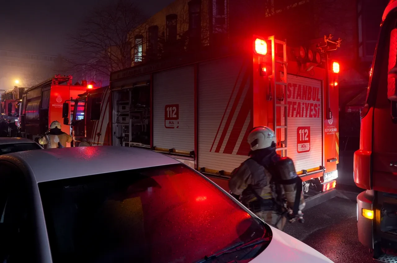 Kağıthane'de iş hanı dumanlara teslim oldu: 11 kişi ve 1 yavru köpek kurtarıldı