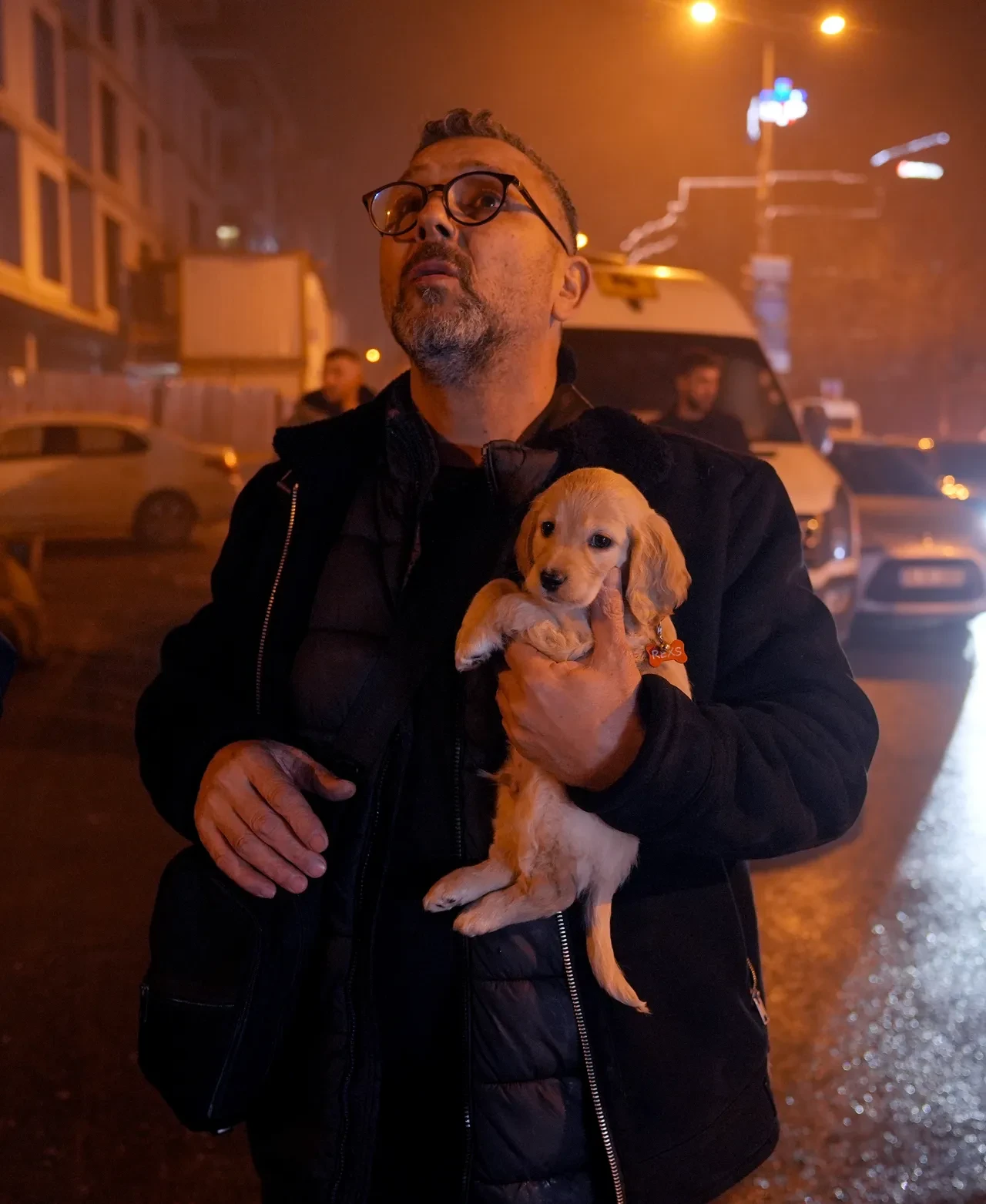 Kağıthane'de iş hanı dumanlara teslim oldu: 11 kişi ve 1 yavru köpek kurtarıldı